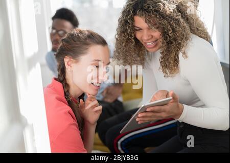 Frau, die ihrem Freund etwas auf tabletÂ zeigt Stockfoto