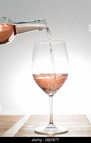 RoseÂ Wein in Glas gegossen Stockfoto