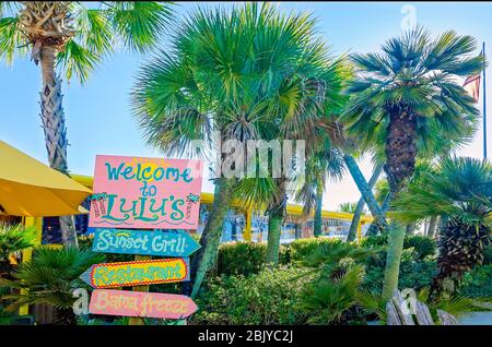 Ein Schild heißt Touristen im Lulu’s Sunset Grill Restaurant, 4. März 2016, in Gulf Shores, Alabama willkommen. Stockfoto