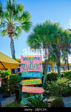 Ein Schild heißt Touristen im Lulu’s Sunset Grill Restaurant, 4. März 2016, in Gulf Shores, Alabama willkommen. Stockfoto