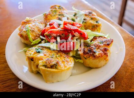 Bruschetta wird als Vorspeise im Lulu’s Sunset Grill am 4. März 2016 in Gulf Shores, Alabama, serviert. Stockfoto