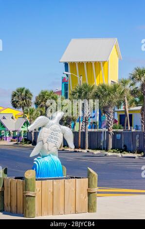 Eine Schildkrötenskulptur steht in der Innenstadt in der Nähe des Strandes als Teil eines öffentlichen Kunstprojekts, 4. März 2016, in Gulf Shores, Alabama. Stockfoto