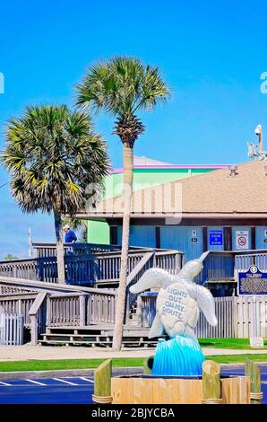 Eine Schildkrötenskulptur steht in der Innenstadt in der Nähe des Strandes als Teil eines öffentlichen Kunstprojekts, 4. März 2016, in Gulf Shores, Alabama. Stockfoto