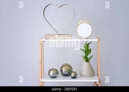 Rack mit stilvollem Dekor auf grauem Hintergrund Stockfoto