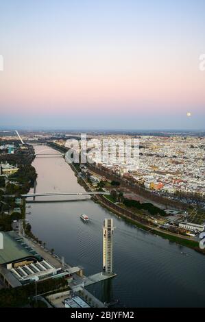 MONDAUFGANG ÜBER DEN GUADALQUIVIR FLUSS UND SEVILLA, SPANIEN Stockfoto