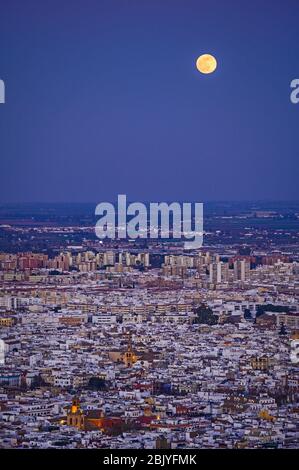 MONDAUFGANG ÜBER DER STADT SEVILLA, ANDALUSIEN, SPANIEN Stockfoto