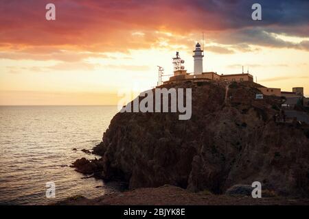 Sonnenuntergang am Leuchtturm Cabo de Gata im Naturpark Cabo de Gata bei Almeria, Andalusien, Spanien Stockfoto