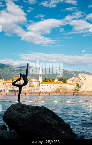 Budva, Montenegro - 14. Juli 2019 : Budva Altstadt und adria mit Statue der Tänzerin Ballerina Stockfoto