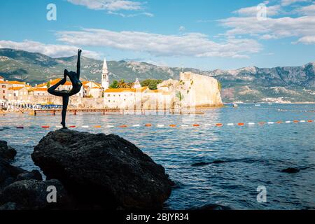 Budva, Montenegro - 14. Juli 2019 : Budva Altstadt und adria mit Statue der Tänzerin Ballerina Stockfoto