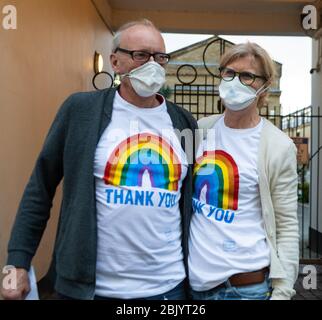 London, Großbritannien. April 2020. NHS-Mitarbeiter des Chelsea and Westminster Hospital nehmen während der sechsten Woche der Sperre am Clap für Betreuer und Schlüsselarbeiter Teil. Quelle: Michael Tubi/Alamy Live News Stockfoto