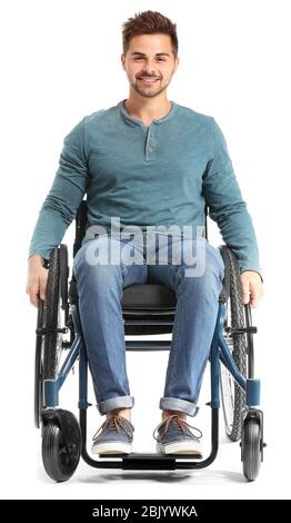 Schöner Mann im Rollstuhl auf weißem Hintergrund Stockfoto