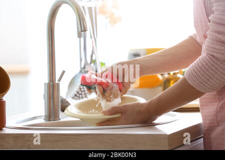 Waschen Frau Gerichte in der Küche Stockfoto