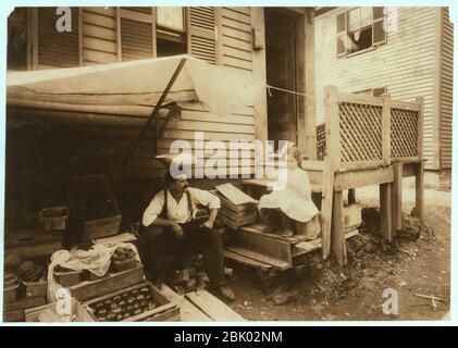 Haus und Obststand der Familie Cavicchio. 64 Bedford Street. Somerville, Mass. Sowohl die Mutter als auch Maria, 10 Jahre alt, arbeiteten hier den ganzen Tag mit dem Ruß vom Vorbeigehen Stockfoto