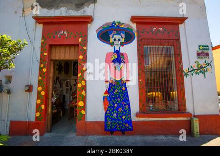 Guadalajara, Tlaquepaque, Mexiko - 20 April 2018: Tlaquepaque Art Village bunten Straßen während der Hauptreisezeit Stockfoto