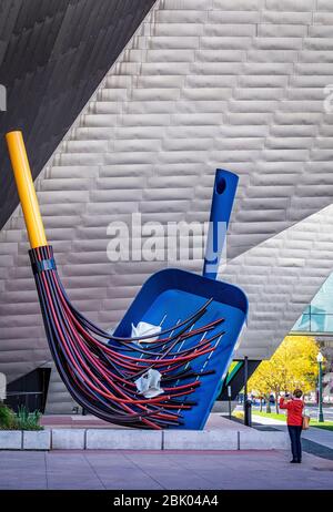 Big Sweep (2006) von Claes Oldenburg vor dem Denver Art Museum in Denver, Colorado, USA. Stockfoto