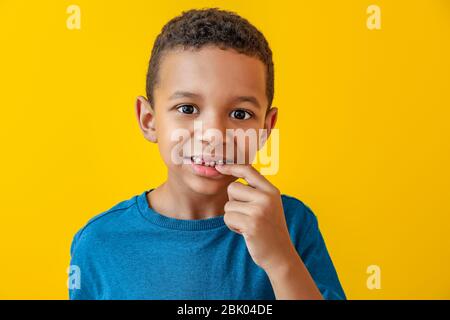 Kleine Afrikaner jungen leiden unter Zahnschmerzen gegen Farbe Hintergrund Stockfoto