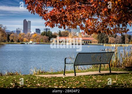 Eine leere Bank am Ufer des Sees im Denver City Park in Denver, Colorado, USA. Stockfoto