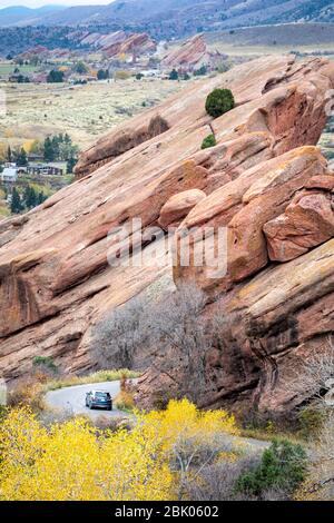 Herbstaufnahme eines Autos, das das Red Rocks Amphitheater vor den Toren von Denver, Colorado, USA verlässt. Stockfoto