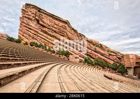 Das berühmte Red Rocks Amphitheater liegt direkt vor Denver, Colorado, USA. Stockfoto