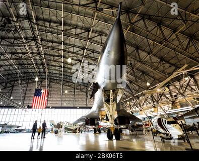 Eine Familie blickt auf den B1 Lancer, der im Wings Over the Rockies Museum in Denver, Colorado, USA ausgestellt ist. Stockfoto