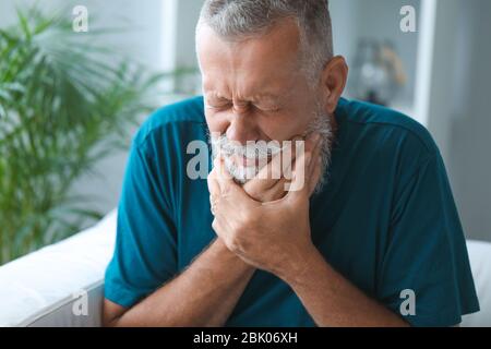 Ältere Menschen leiden unter Zahnschmerzen zu Hause Stockfoto