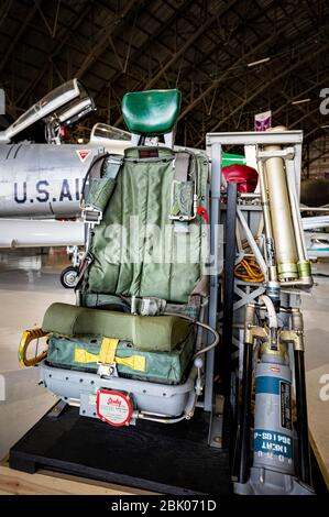 Einer der innovativen Auswurfsessel, die Stanley entwickelt hat, wurde im Wings Over the Rockies Museum in Denver, Colorado, USA ausgestellt. Stockfoto