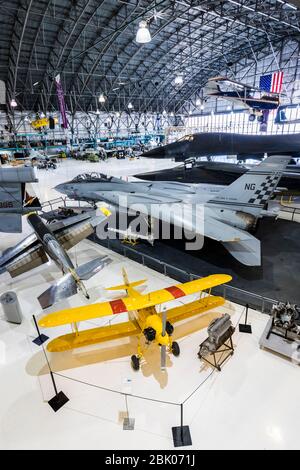 Flugzeuge verschiedener Größen im Wings Over the Rockies Museum in Denver, Colorado, USA. Stockfoto