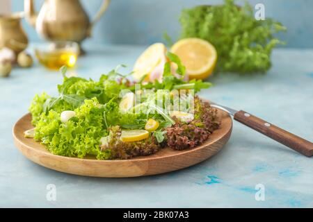Mit leckeren Salat auf der Tischplatte Stockfoto