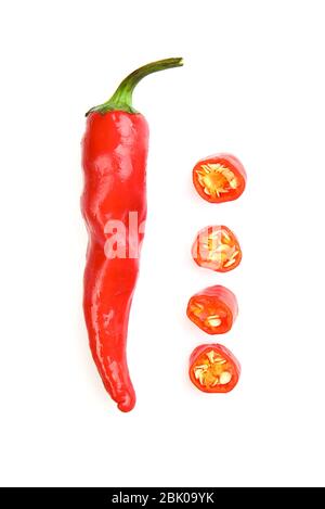 Ganze rote Chilischoten auf weißem Hintergrund ausschneiden Stockfoto