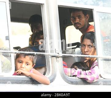 Beawar, Indien. April 2020. Gestrandete Menschen schaut durch ein Fenster eines Busses von der Regierung Rajasthan angeordnet, um seine Heimat zu erreichen, während der laufenden landesweiten COVID-19 Sperrung, in Beawar. (Foto von Sumit Saraswat/Pacific Press) Quelle: Pacific Press Agency/Alamy Live News Stockfoto