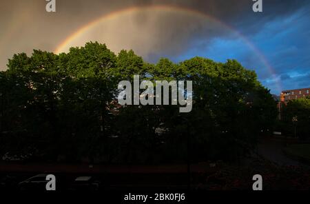 London, Großbritannien. April 2020. Das Foto vom 30. April 2020 zeigt einen Regenbogen am Himmel in London, Großbritannien. Kredit: Han Yan/Xinhua/Alamy Live News Stockfoto