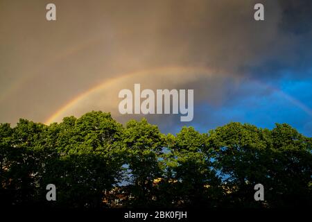 London, Großbritannien. April 2020. Das Foto vom 30. April 2020 zeigt einen Regenbogen am Himmel in London, Großbritannien. Kredit: Han Yan/Xinhua/Alamy Live News Stockfoto