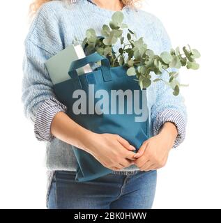 Frau mit Buch und Eukalyptus in eco Beutel auf weißem Hintergrund, Nahaufnahme Stockfoto