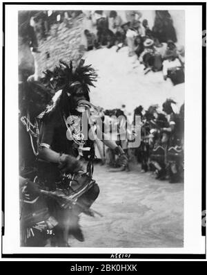 Hopi Schlange Priester mit Schlange im Mund im Hopi Schlange Tanz) - Hartwell & Hamaker, Phoenix, Ariz Stockfoto