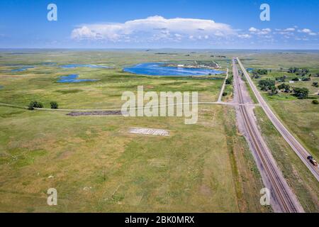 konkreten Ruinen von einem der fünf Reduktion Pflanzen und Pumpstationen, die Herstellung von Pottasche im ersten Weltkrieg in der Nähe von Antiochia, Nebraska, Luftbild Stockfoto