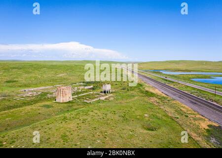 konkreten Ruinen von einem der fünf Reduktion Pflanzen und Pumpstationen, die Herstellung von Pottasche im ersten Weltkrieg in der Nähe von Antiochia, Nebraska, Luftbild Stockfoto