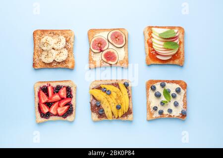 Verschiedene leckere Sandwiches auf farbigen Hintergrund Stockfoto