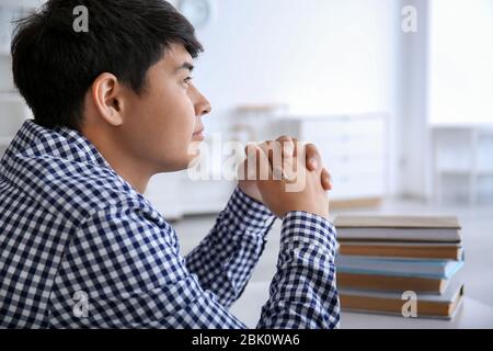 Asiatische Studenten Vorbereitung auf die Prüfung zu Hause Stockfoto