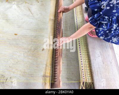 Die Hände von Frauen gewebte Matten traditionell sind Produkte in der Landschaft von Thailand handgefertigt. Stockfoto