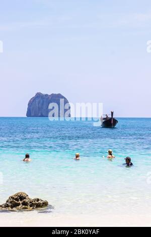Der Tourist Schwimmen und Tauchen für entspannende auf Koh Hong Inseln im Nationalpark im Andaman Meer. Provinz Krabi Thailand. Stockfoto