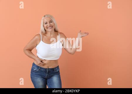 Portrait von fälligen Körper positive Frau auf farbigen Hintergrund Stockfoto