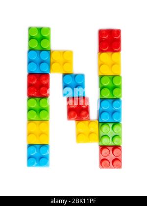 Buchstabe N des englischen Alphabets von mehrfarbigen Kinder-Kunststoff-Konstruktor auf einem weißen isolierten Hintergrund. Helles Alphabet für Kinder Design Stockfoto