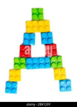 Buchstabe A des englischen Alphabets von mehrfarbigen Kinder-Plastikkonstrukteuren auf einem weißen isolierten Hintergrund. Helles Alphabet für Kinder Design Stockfoto