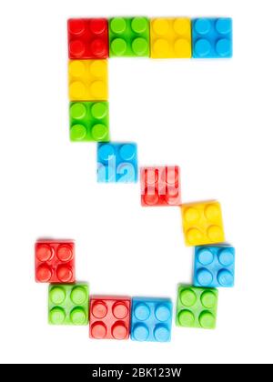 Arabische Ziffer '5' von mehrfarbigem Kinder-Kunststoff-Konstrukteur auf weißem, isoliertem Hintergrund. Helles Alphabet für Kinder Design Stockfoto