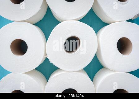 Full Frame flaches Lay von Rollen Toilettenpapier in Reihen auf blauem Hintergrund Stockfoto