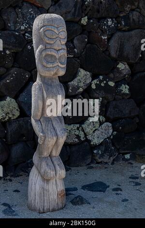 Wächter Holztiki vor der großen Wand, Pu'uhonua O Honaunau National Historical Park, Big Island, Hawaii Stockfoto