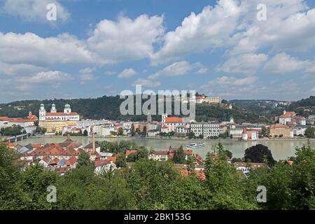 Blick auf die Stadt, Blick vom Aussichtspunkt der Wallfahrtskirche Mariahilf über den Inn in die Altstadt, Passau, Niederbayern, Bayern, Deutschland Stockfoto