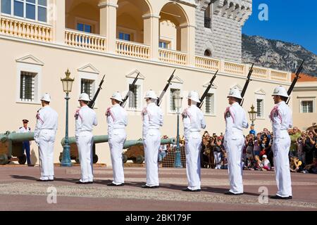 Die Wachablösung bei den Prinzenpalast, Monte Carlo, Monaco, Europe Stockfoto