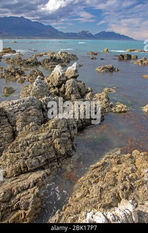 Blick auf die Seaward Kaikoura Range vom Stadtstrand in Kaikoura Stockfoto