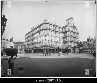 Hotel Avenida, e o edifício da Imprensa Nacional em segundo plano. Stockfoto